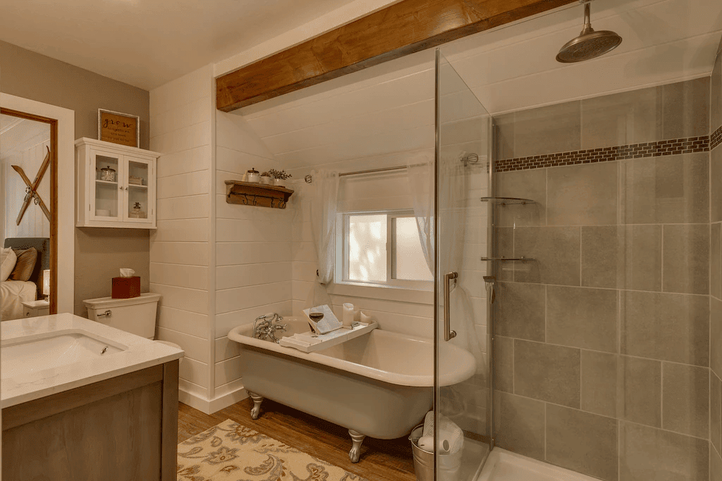 Clawfoot bathtub west shore